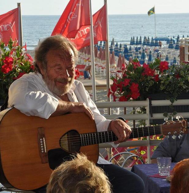 Il paroliere di De Gregori al bagno Venezia
