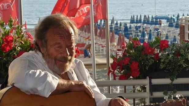 Il paroliere di De Gregori al bagno Venezia