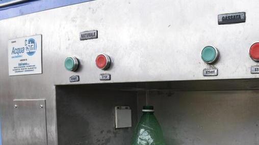 Casetta dell’acqua messa fuori uso dallo stecco del gelato