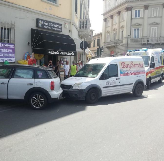 Viale Italia, tragedia sfiorata con l’auto contro un muro 