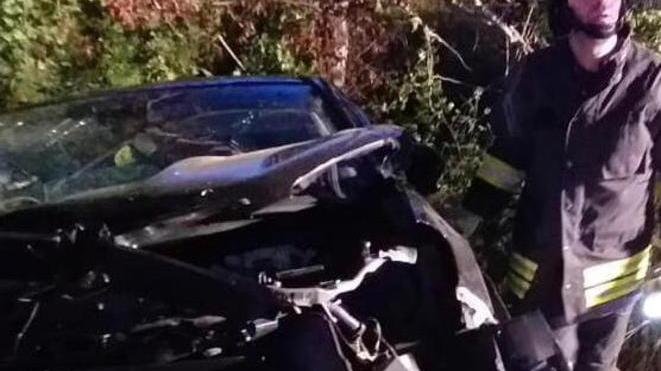Si ribalta con l’auto contro un albero