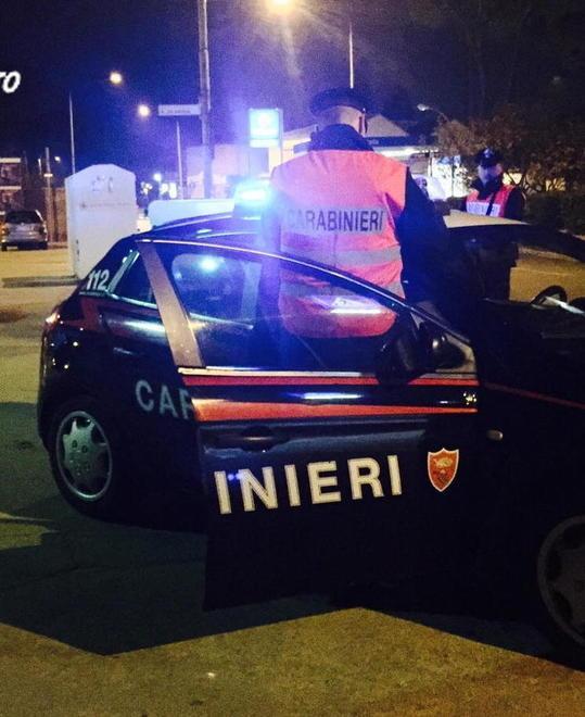 Con un coltello minaccia ristoratore e clienti