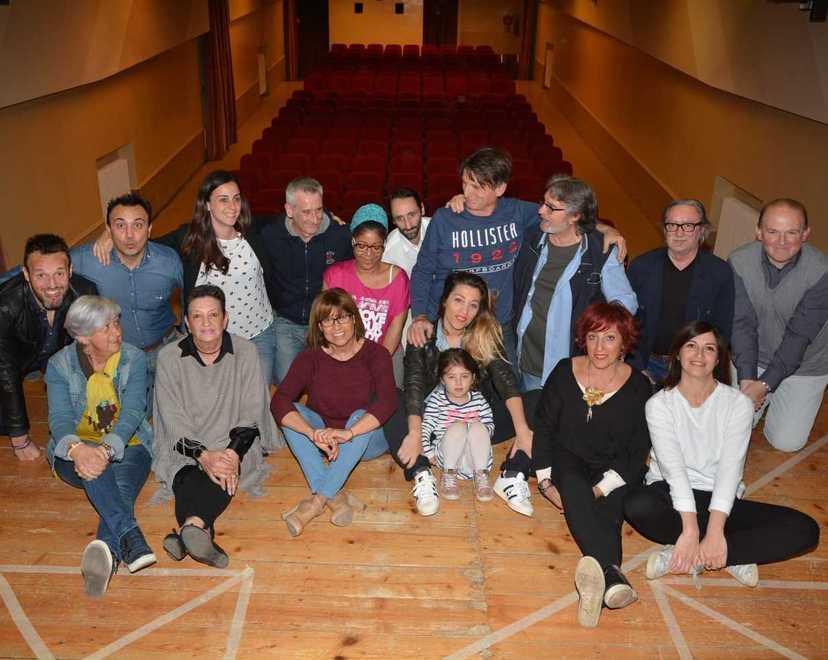 Attori amatoriali sul palco per il Movimento Shalom