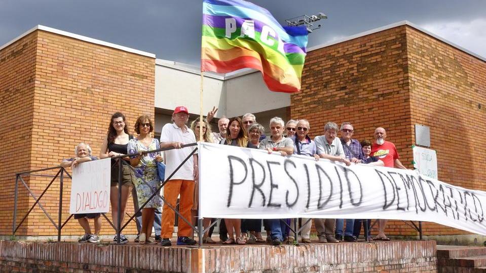 Bonelle, la gente non s’arrende alla chiusura del centro sociale: martedì manifestazione