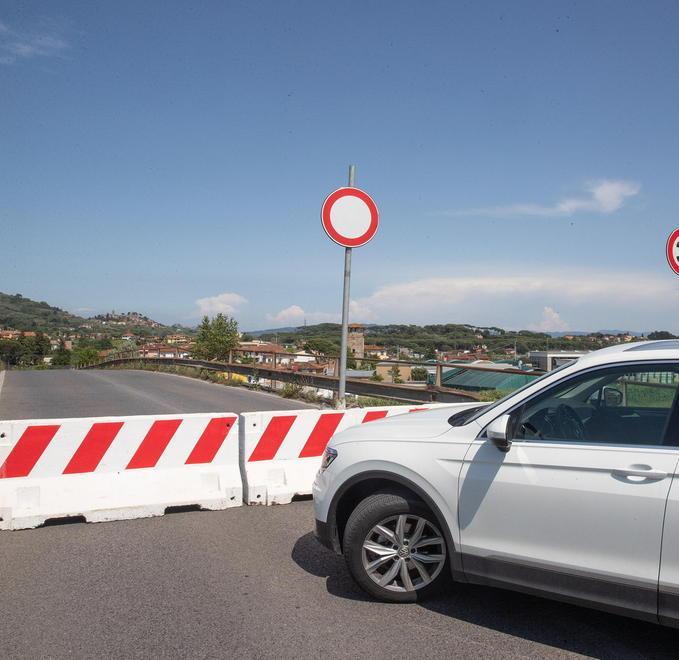 Ponte chiuso, diecimila euro ai negozi 