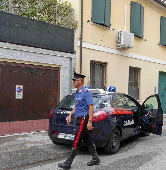 L’allarme fa scappare i tre ladri incappucciati 