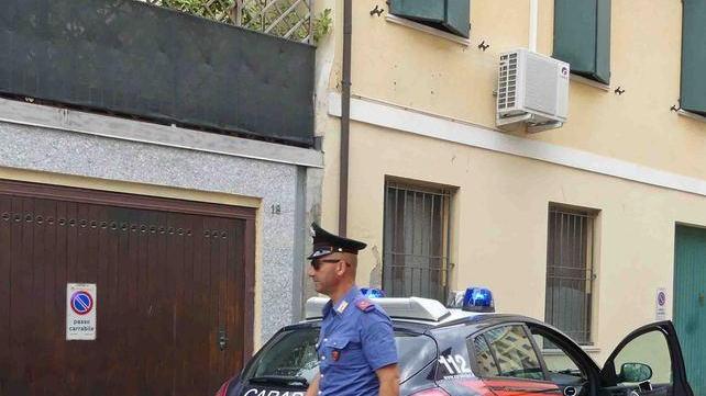 L’allarme fa scappare i tre ladri incappucciati