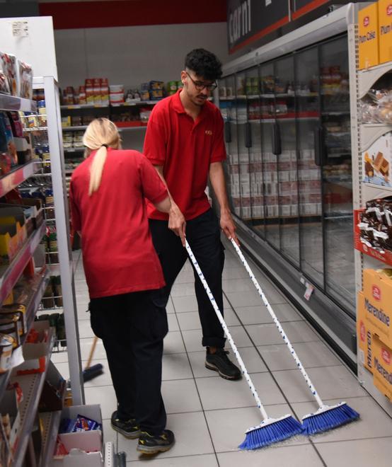 La grandine fa strage di auto L’acqua invade il supermercato 