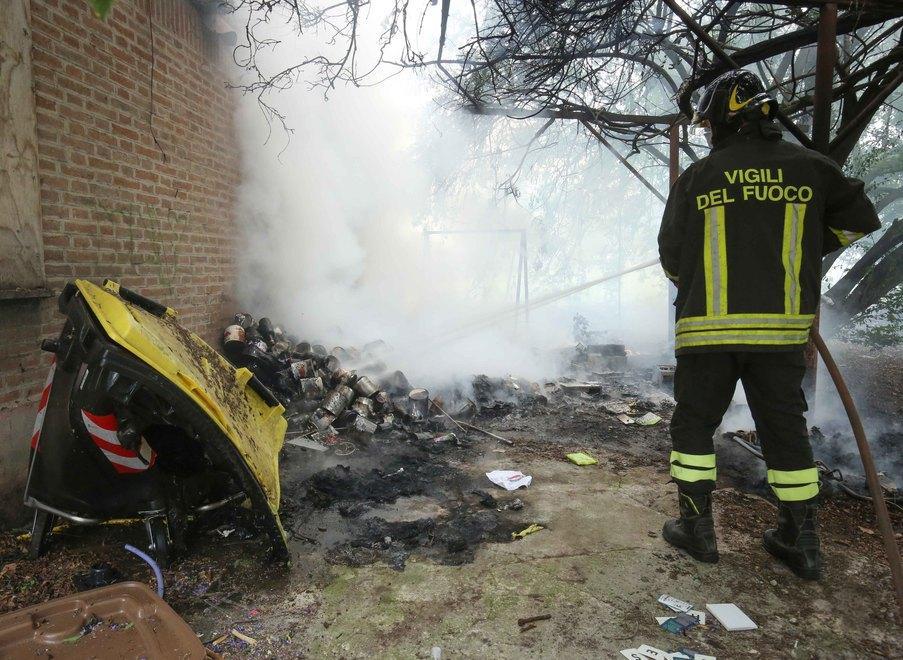 Cassonetti in fiamme al centro Malaguzzi nell’ex casa del custode 