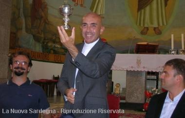 Don Francesco Tamponi mostra lantico calice 