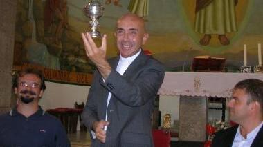 Don Francesco Tamponi mostra l’antico calice