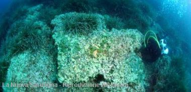 Sopra, un’immagine della misteriosa struttura nei fondali di Is Benas che, secondo un gruppo di archeosub, sarebbe un sottomarino chiuso in un sarcofago di cemento: potrebbe trattarsi del Veniero II, affondato nel giugno 1942. A destra, una foto giovanile di Gavino Congiu, il sergente di Bottidda che sopravvisse all’affondamento del Veniero II