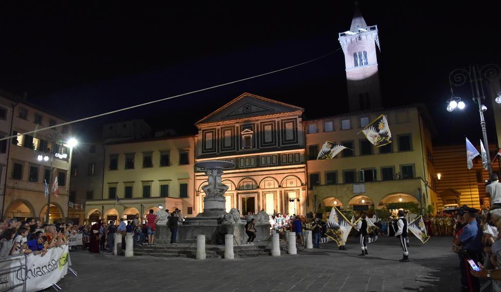 Lo spettacolo del Volo del Ciuco in notturna: in migliaia in piazza