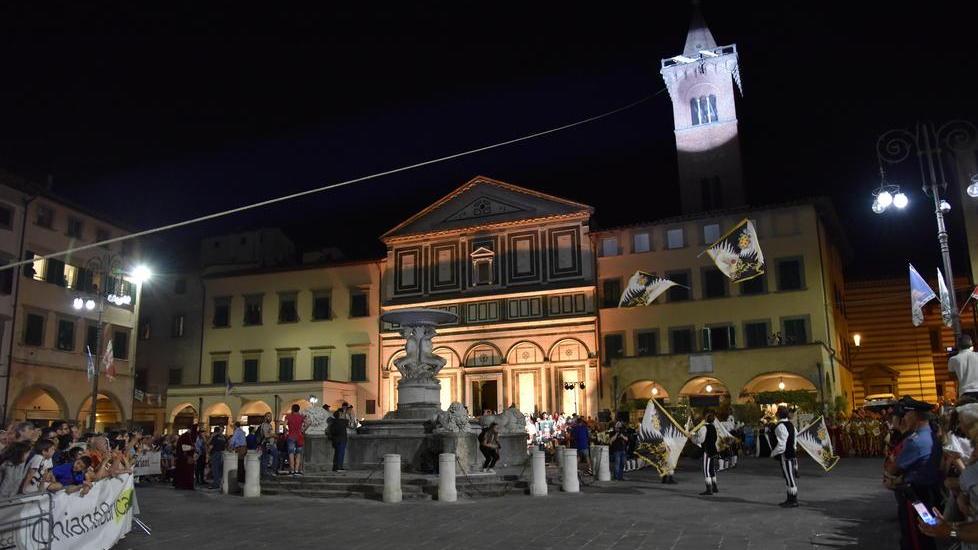 Lo spettacolo del Volo del Ciuco in notturna: in migliaia in piazza
