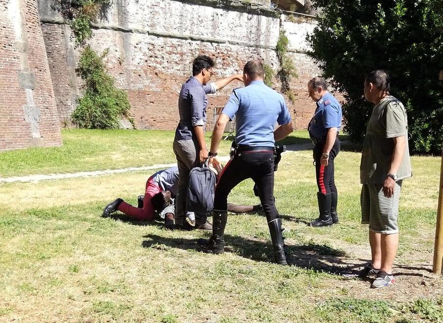 Cittadino blocca e “arresta” giovane ladro: il placcaggio dopo la fuga in piazza Toniolo 