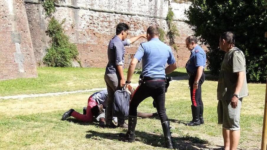 Cittadino blocca e “arresta” giovane ladro: il placcaggio dopo la fuga in piazza Toniolo