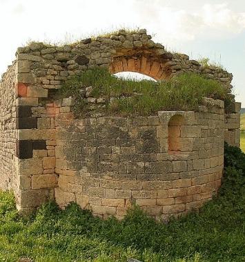 Una delle chiese rupestri descritte nella mostra di Thiesi A destra, il regista Peter Marcias In basso, particolare di una foto di Daniela Zedda