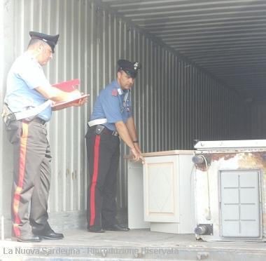 Il rimorchio rubato che i ladri si preparavano a riempire dopo il saccheggio del ristorante 