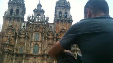 A destra, il santuario di Santiago de Compostela, meta finale di un lungo viaggio che ogni anno ha per protagonisti centinaia di pellegrini