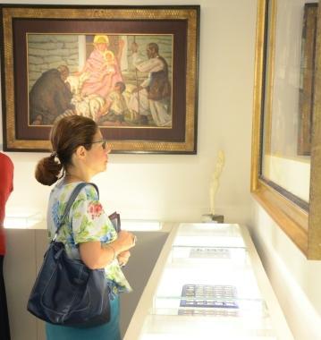 Un momento della visita alla collezione della Banca di Sassari