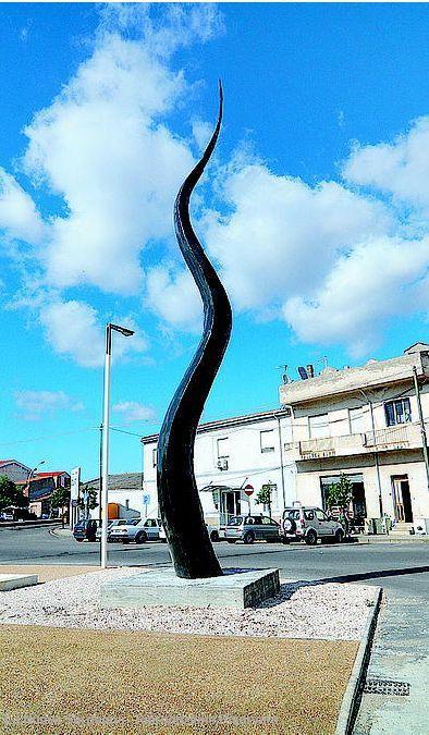 Languilla di Marte realizzata dallartista Salvatore Garau e regalata al Comune quando era sindaco Antonello Figus Lattuale giunta vorrebbe rimuoverla e si profila addirittura la possibilit&agrave; che venga indetto un referendum tra i cittadini    