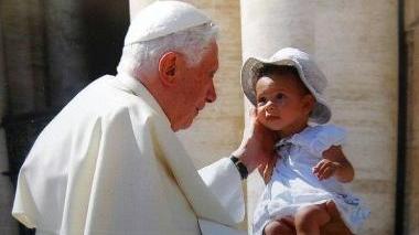 La carezza del Papa alla piccola Carol