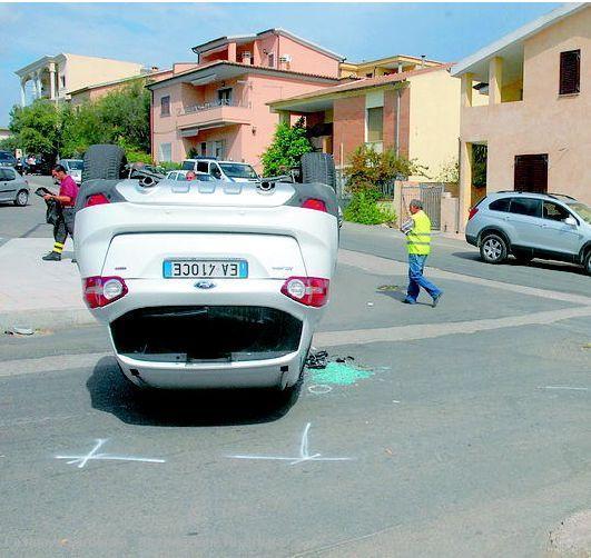 Scontro in città, auto ribaltata: due feriti