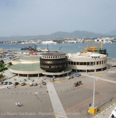 La stazione marittima allIsola Bianca Su una panchina una donna ha scordato 2400 euro in una busta 