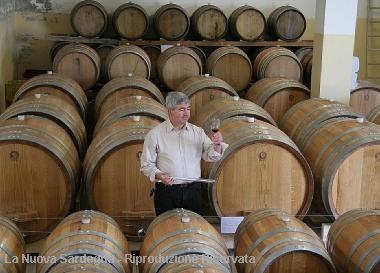 Tonino Arcadu nella bottaia dellazienda Gostolai Sopra, Giovanni Montisci      