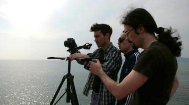 Qui a sinistra e a destra il team algherese degli Slan al lavoro mentre realizza dei video per You Tube 