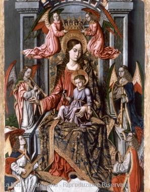 Renzo Zonca, presidente della Pro loco di Tuili Sopra, il retablo della chiesa e accanto Matteo Cera del museo dellolio. In alto, la vecchia sede della milizia fascista, ora sede della Pro loco 