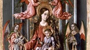 Renzo Zonca, presidente della Pro loco di Tuili Sopra, il retablo della chiesa e accanto Matteo Cera del museo dell’olio. In alto, la vecchia sede della milizia fascista, ora sede della Pro loco