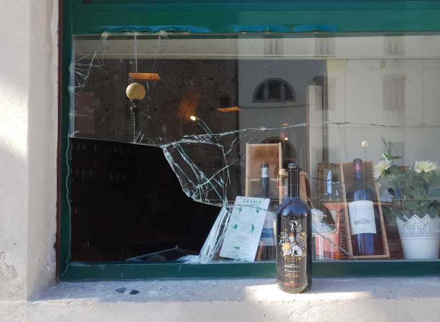 La finestra distrutta del ristorante