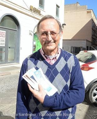 Paolo Mannoni con gli assegni