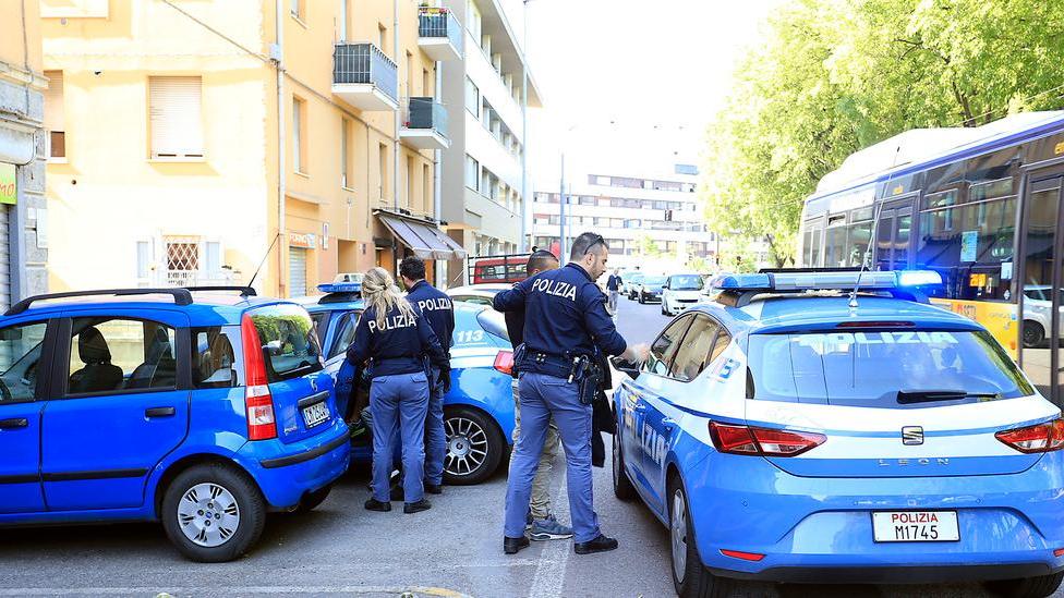 Modena, ritorna lo spaccio Bande di “galoppini” in bici in viale Storchi