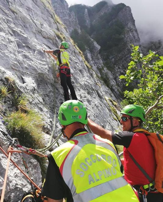 Cede la roccia, alpinista si ferisce gravemente 