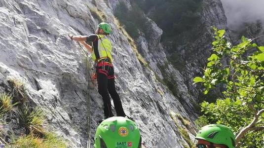 Cede la roccia, alpinista si ferisce gravemente