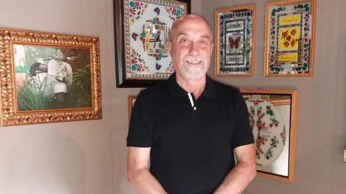 Il prof va in pensione e saluta con una mostra