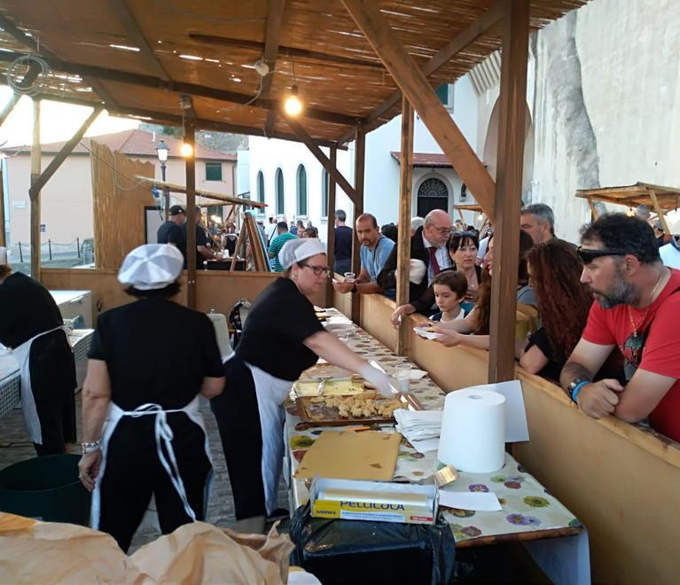 Solstizio d’Estate ancora un gran successo tra gastronomia e stand artigianali