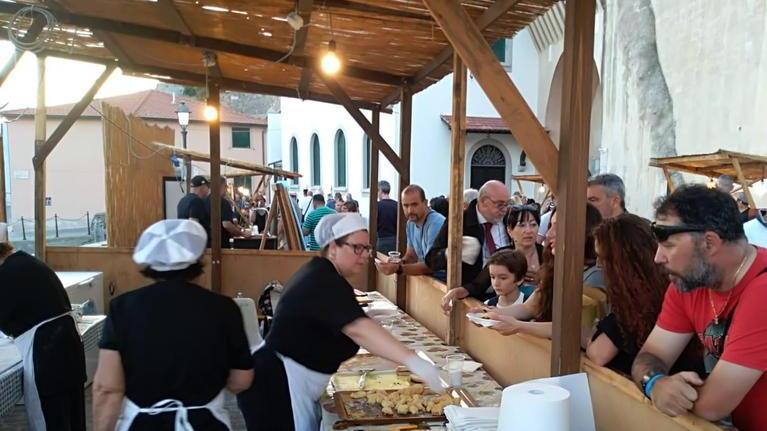 Solstizio d’Estate ancora un gran successo tra gastronomia e stand artigianali