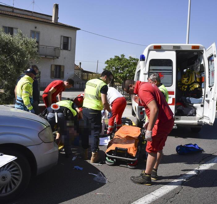 Esce dall’auto dopo l’incidente e si sente male: è gravissimo 