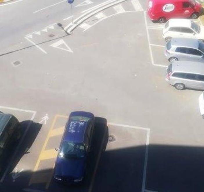 Sparite le targhe delle auto parcheggiate a Senzuno 