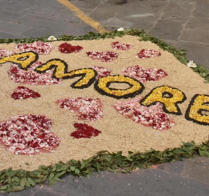 Religione, petali e fantasia l’arte effimera colora il centro di Fucecchio grazie alle associazioni