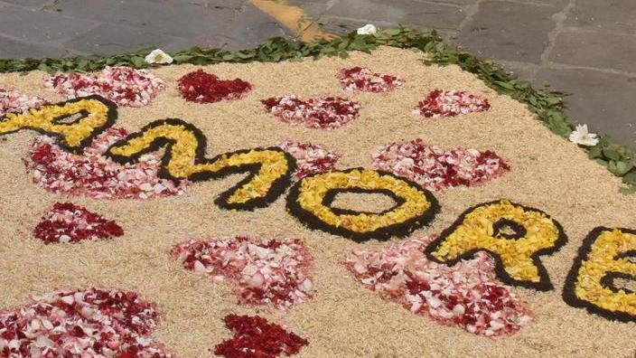 Religione, petali e fantasia l’arte effimera colora il centro di Fucecchio grazie alle associazioni