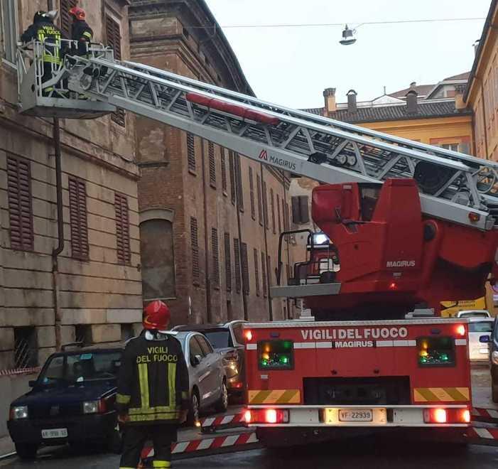 Strage dei parabrezza Centinaia d’auto in fila davanti alle officine E attese oltre i 10 giorni 