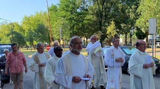 Messa e processione con le due comunità