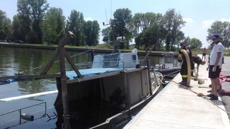 Peschereccio affonda in darsena In mare il gasolio del serbatoio