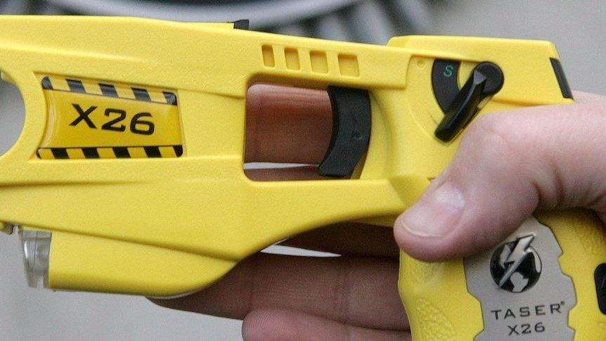 Per il taser invece la tempistica slitta all’anno prossimo