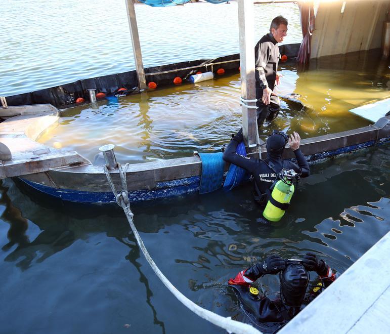 Peschereccio recuperato senza inquinare il portocanale 