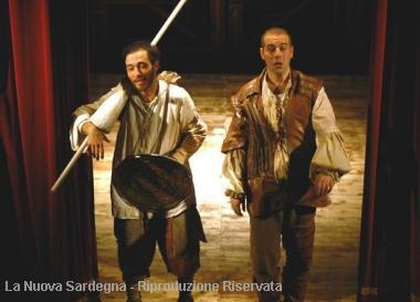 Nella foto &laquo;Don Chisciotte&raquo; in scena a Porto Torres. A destra lattore Pierfrancesco Favino 
